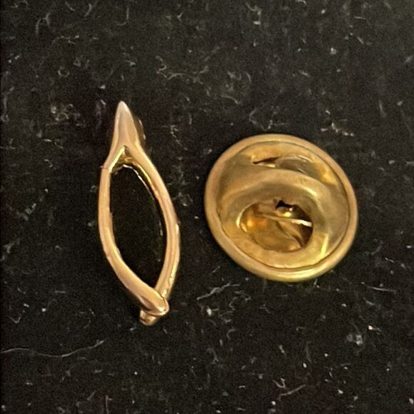 Vintage-1950s-Art Nouveau abstract 0.75” gold tone hat pin/lapel pin/tie tack - Picture 5 of 9